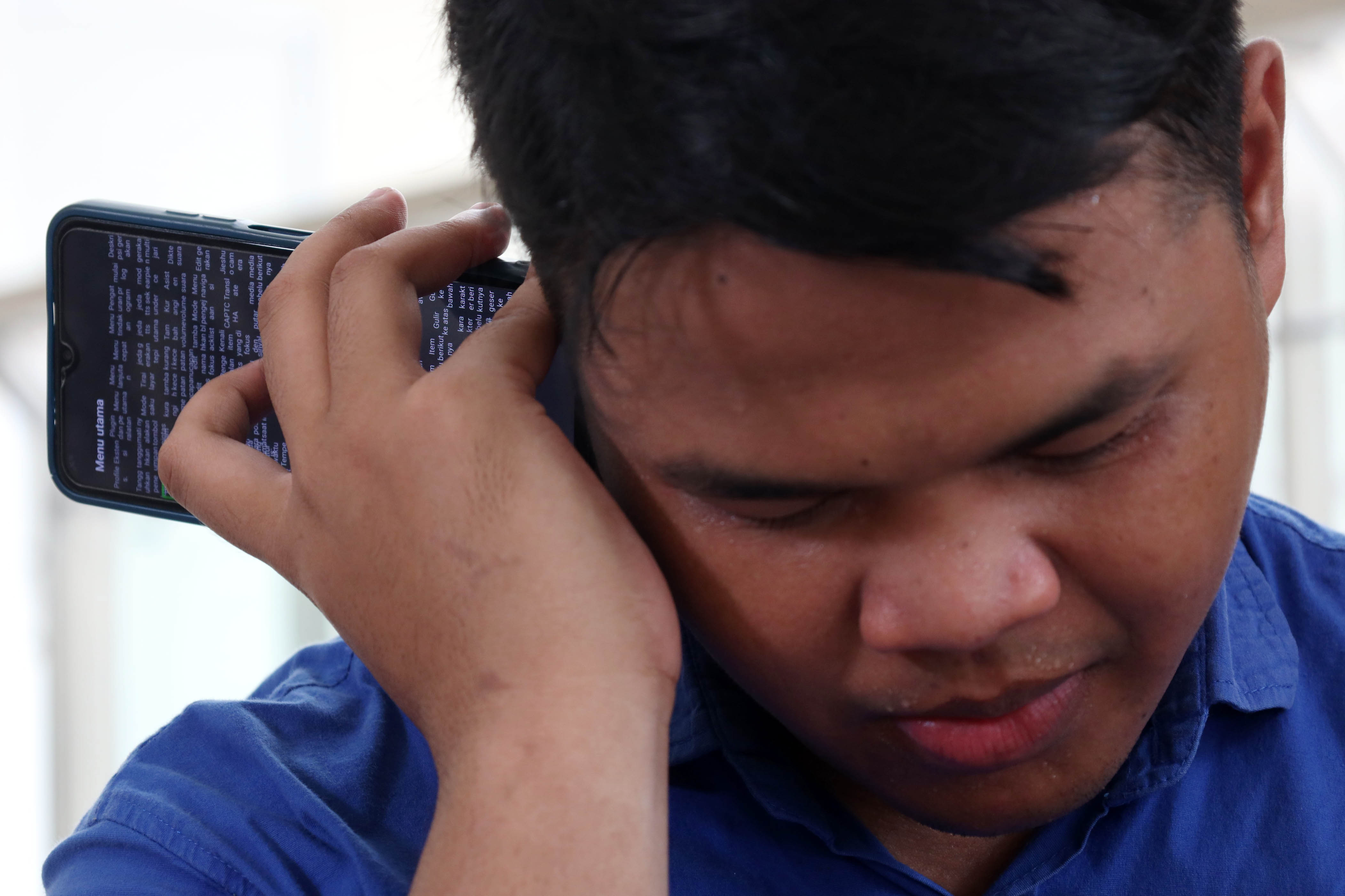 Ade merubah tampilan gawainya. Pesan teks menjadi pesan suara. Cara ini membantunya berkomunikasi menggunakan aplikasi pesan instan.