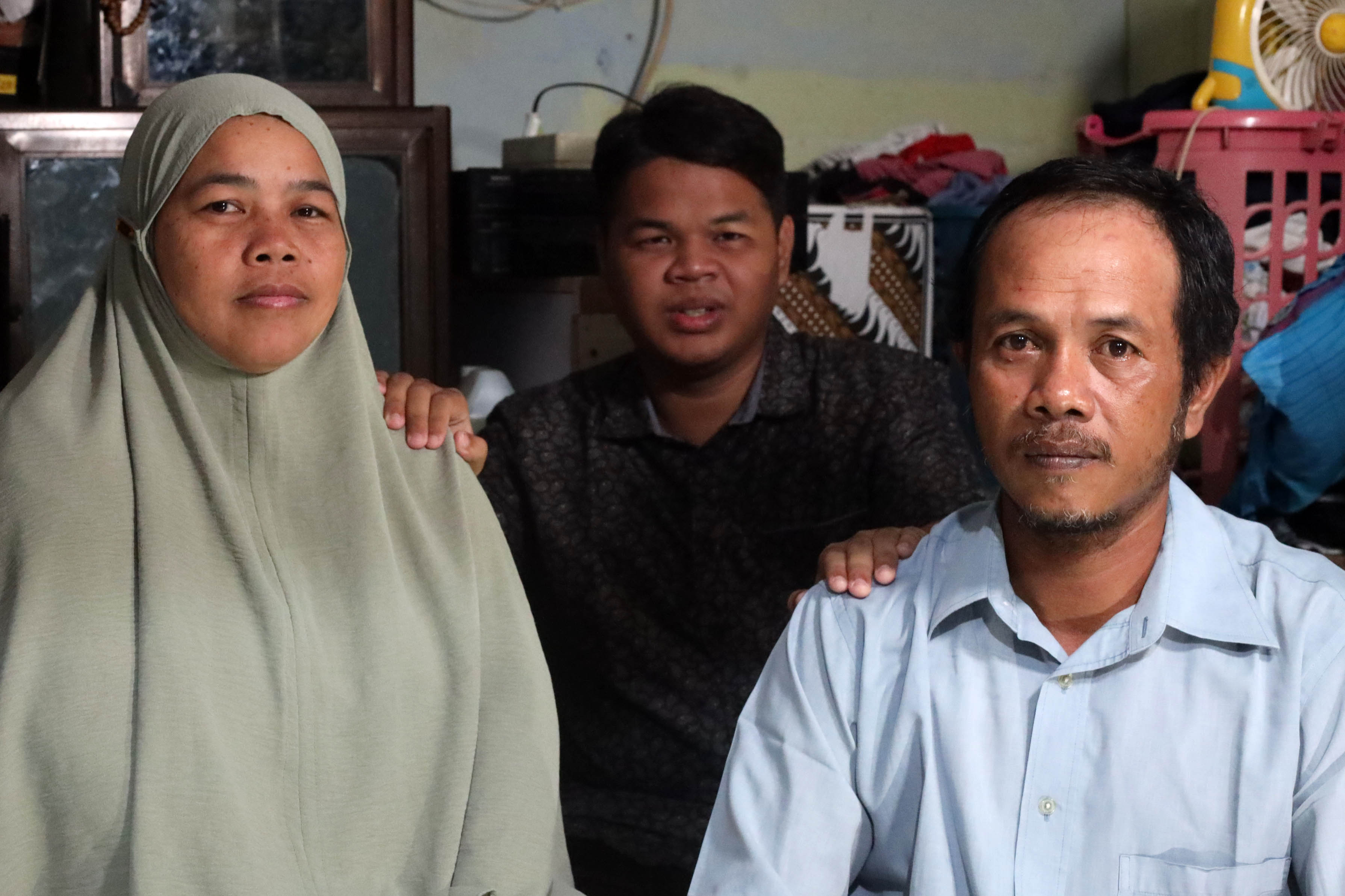 Vera Hariyanti (44), Ade Dwi, dan Eko Apri Jayanto (43) berpose di depan kamera. Kedua orangtuanya selalu memberikan dukungan penuh. Mereka berdua berharap anaknya mandiri dan membekali dengan pendidikan untuk masa depan.