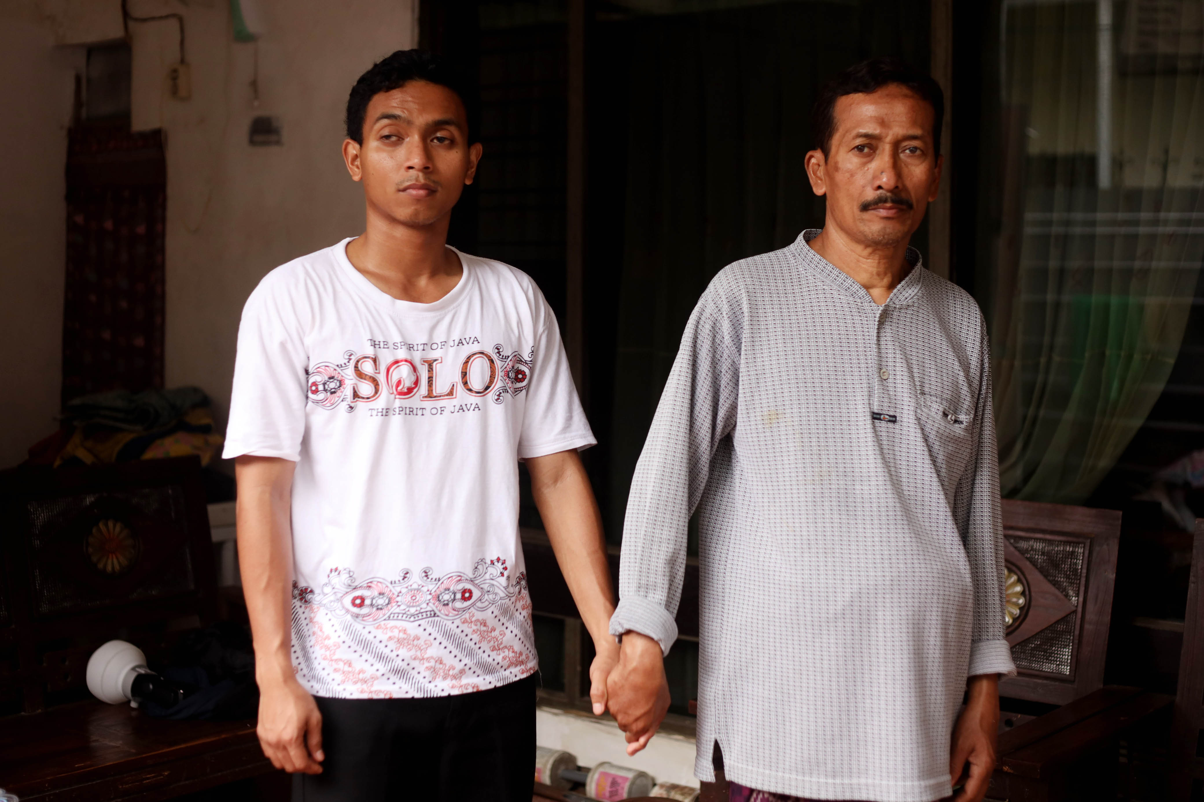 Abdulloh Ibrohim (25) dan Mochammad Bachri (59). Sebagai ayah, ia selalu memenuhi kebutuhnya anaknya dan menuntutnya menuju kemandirian. Sehingga tidak bergantung pada orang lain.