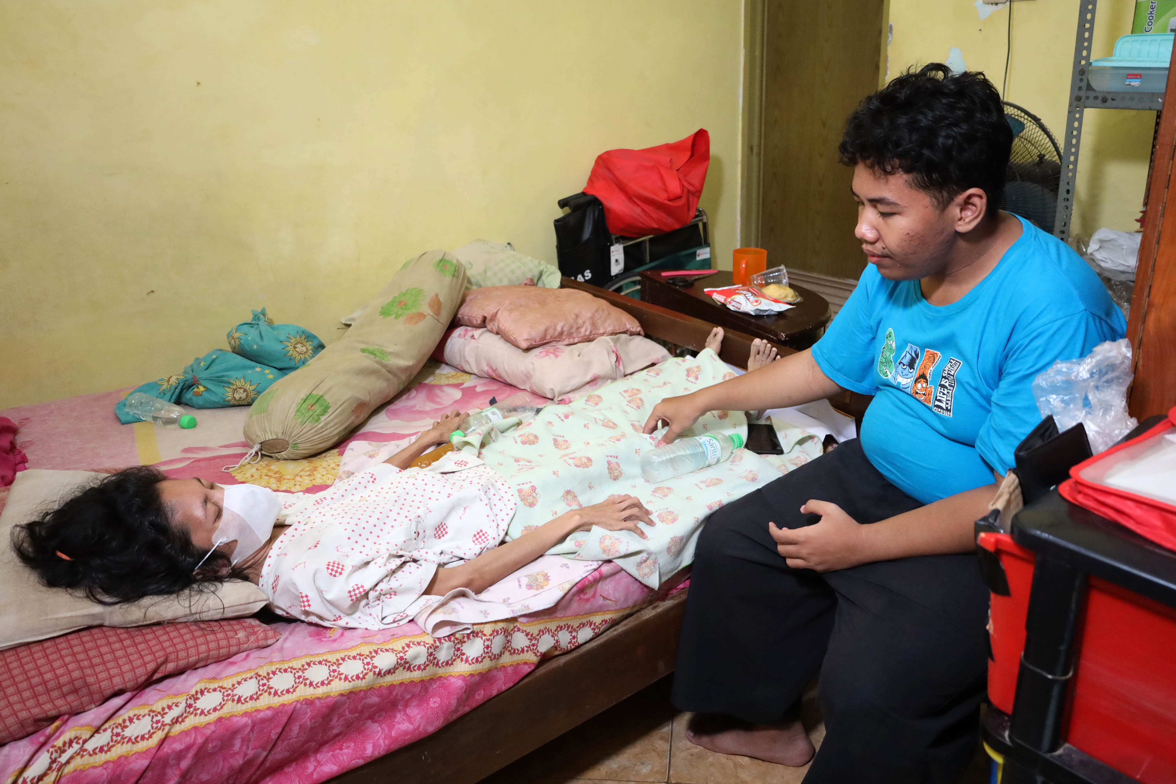 Nabili Iqbal (19) merawat ibunya Citra Mayasari (43) yang terabring sakit. Ia harus berjuang menghidupi ekonomi keluarga.